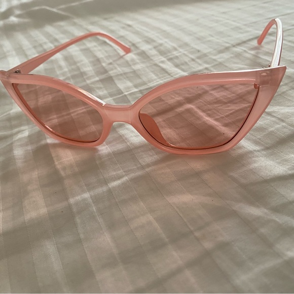 Designer pastel pink Cateye sunglasses - Picture 2 of 4